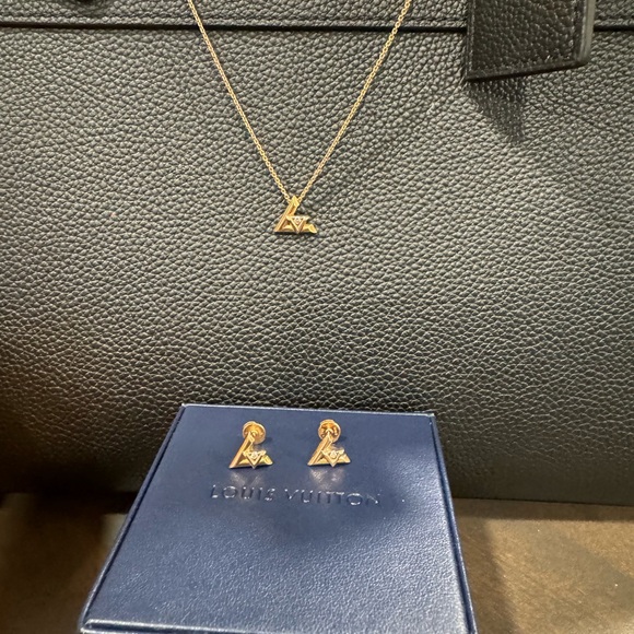 LV Volt pendant, gold, and diamond with gold chain. - Picture 13 of 15